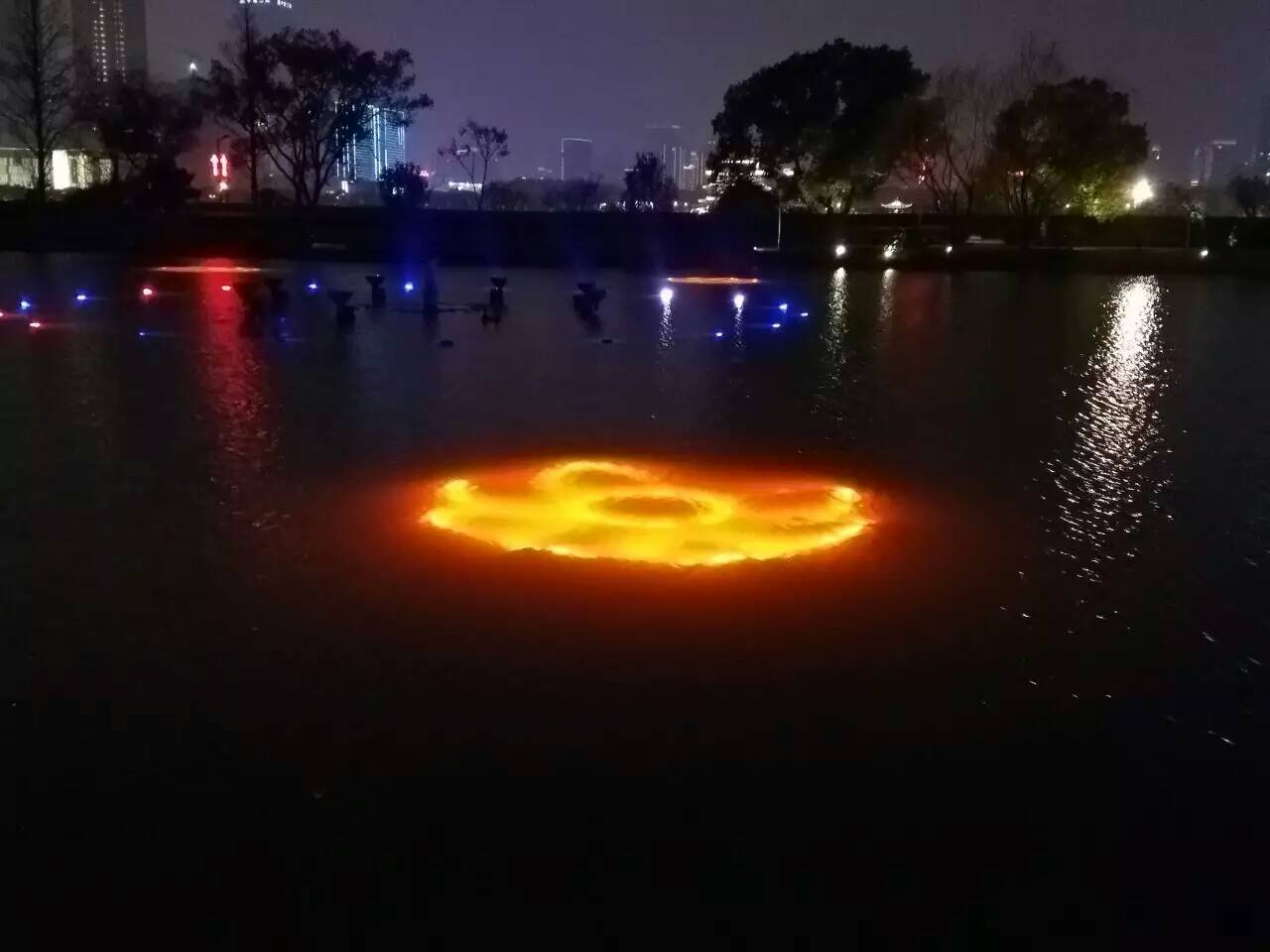 長(zhǎng)沙威彎彎管——蓮花造型燈落戶(hù)橘子洲百米高噴